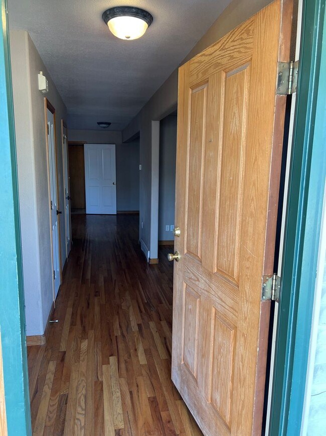 Building Photo - AVAILABLE NOW - BEAUTIFUL 6 bedroom home F...