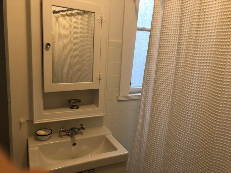 Bathtub / Shower. Built in linen closet. - 1267 Chestnut St