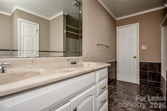 Building Photo - 7730 Deer Track Dr