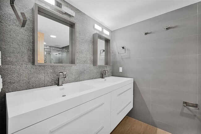 Building Photo - 1627 Brickell Ave