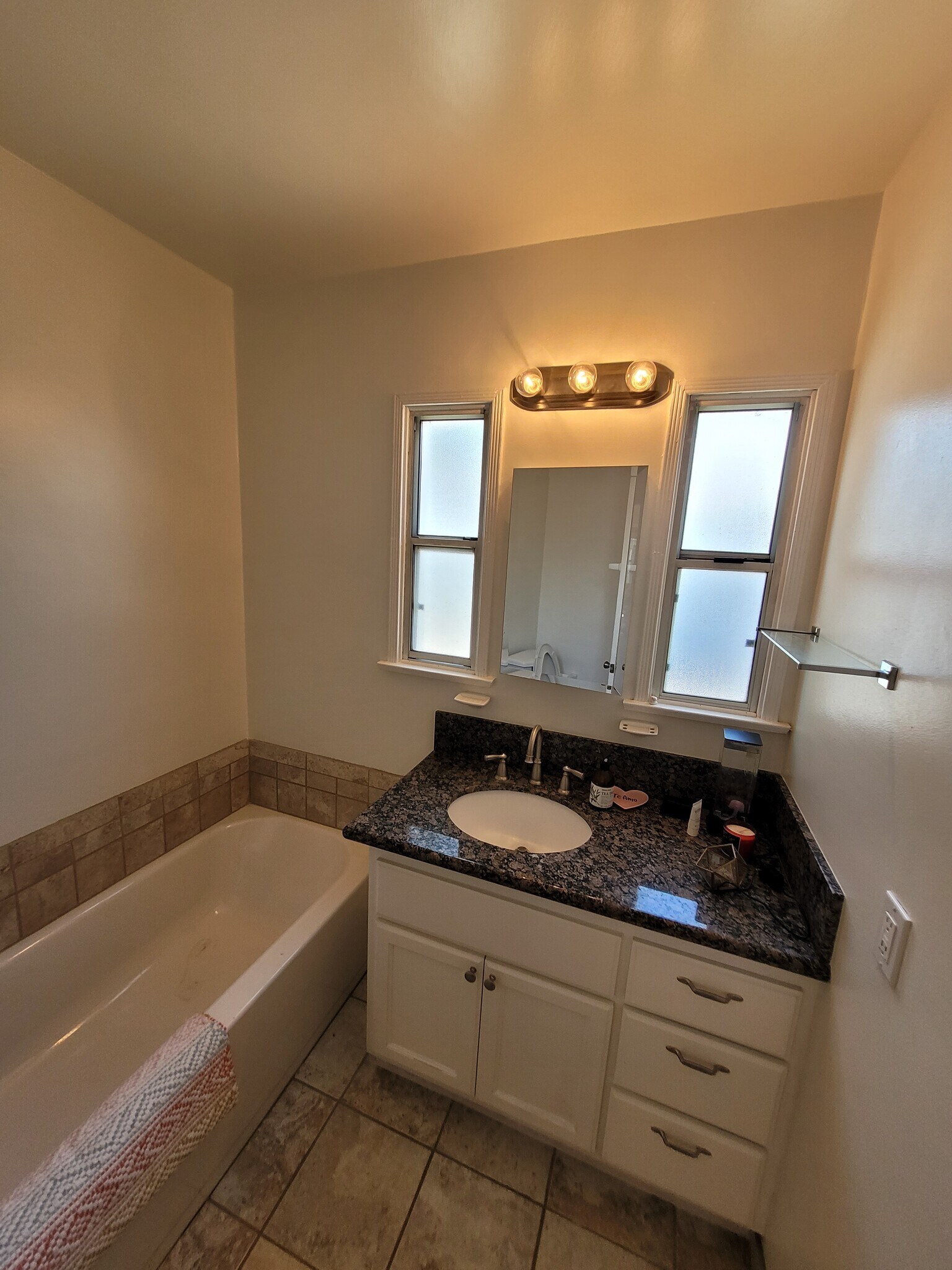 Bath with full tub & stall shower - 4734 Allott Ave