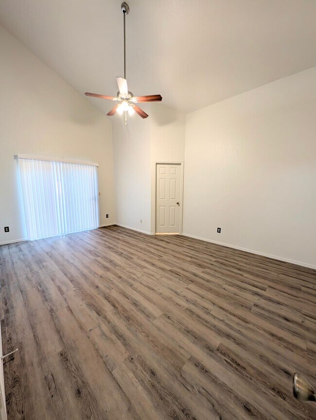 Building Photo - 2325 E Lakecrest Dr