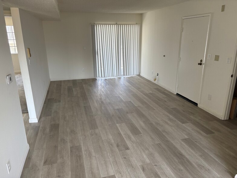 Living area and entry - 18071 Beneda Ln