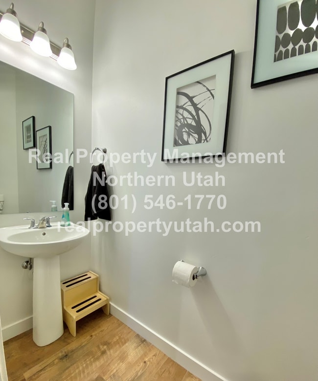 Building Photo - 3 Bed 3.5 Bath Layton Townhome Coming Soon!