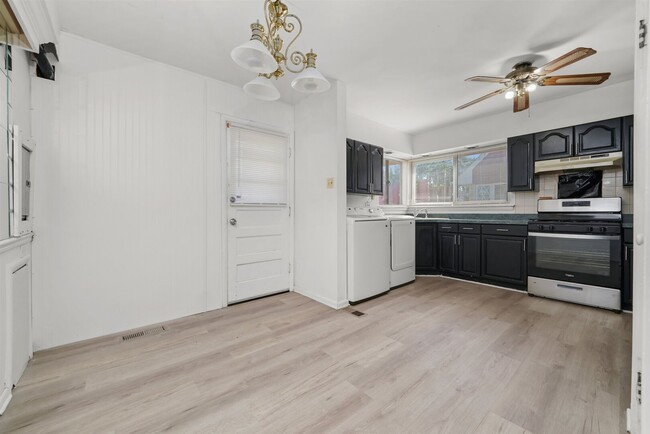 Building Photo - 17007 Oakwood Ave