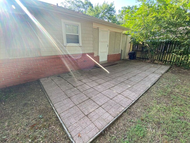 Building Photo - 3 bed / 2 bath in Colonial Acres w/ ss app...