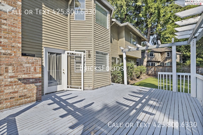 Building Photo - Luxurious 5-bedroom home in Sammamish with...