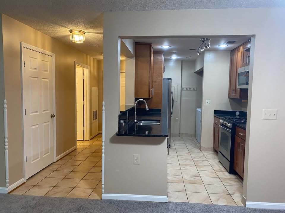 Kitchen - 10024 Vanderbilt Circle