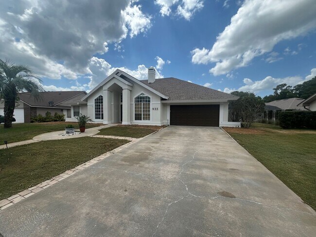 Building Photo - Beautiful 4 Bedroom 2 Bathroom Pool Home i...