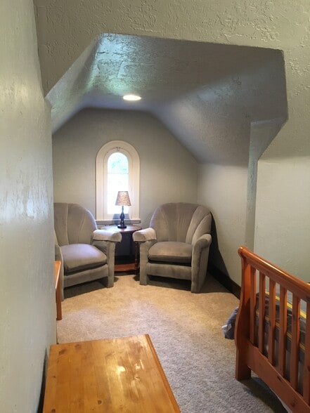 1 room - 908 E Sherman Ave