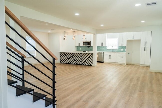 Building Photo - 1402 Bayou Shore Dr