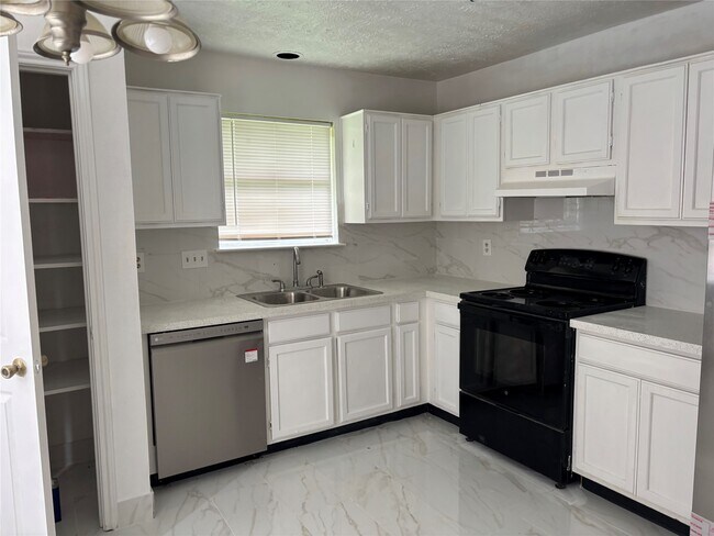 Building Photo - 2514 Radcliffe Dr