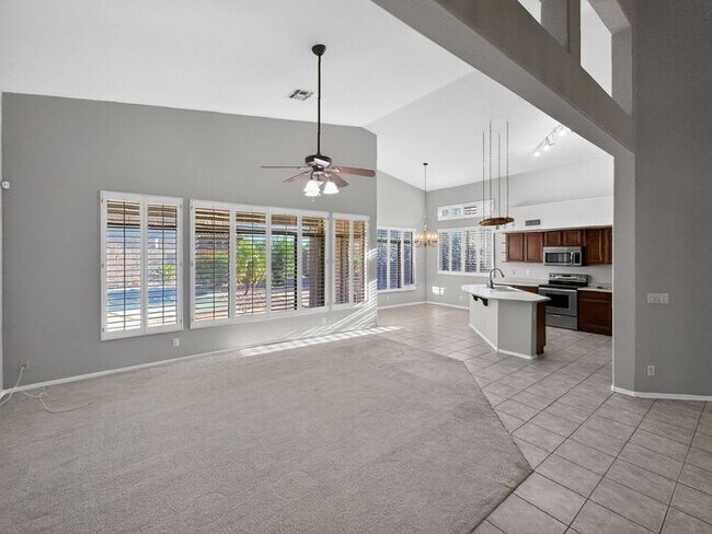 Building Photo - Charming 4 Bedrooms/ 3.5 Bath Home in Desirable Fox Crossing!!