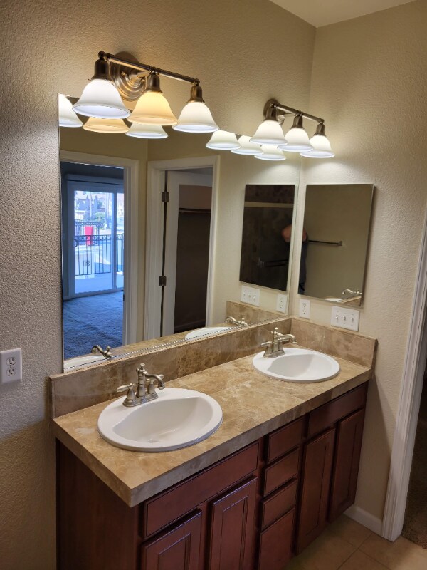 Building Photo - 3301 N Park Dr