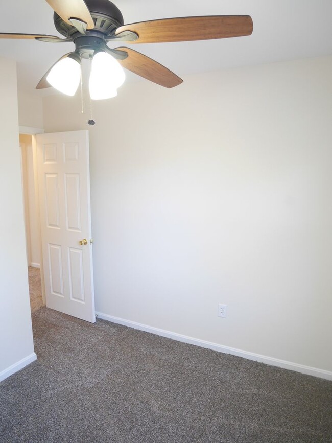 Building Photo - MOVED NOW & SAVE!! 3 Bedroom Townhome loca...