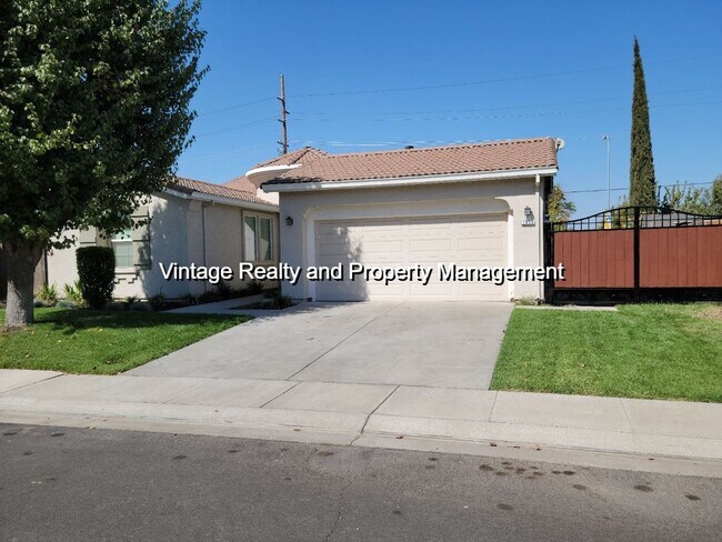 Building Photo - 1052 Foxfire Dr