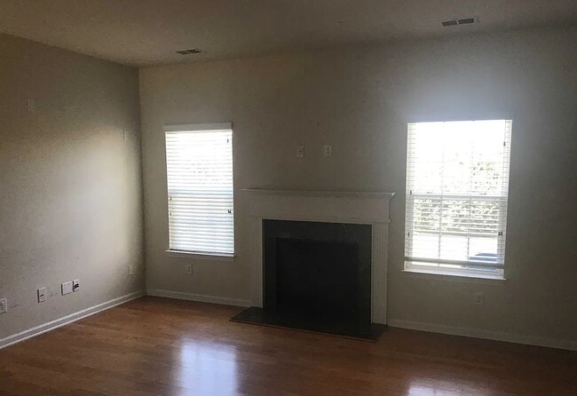 Building Photo - Stunning 5-bedroom, 2.5-bathroom home | Lo...