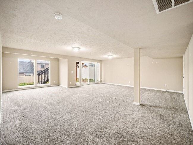 Building Photo - Spacious 5-Bedroom Home with Private Yard & Parking in Spokane