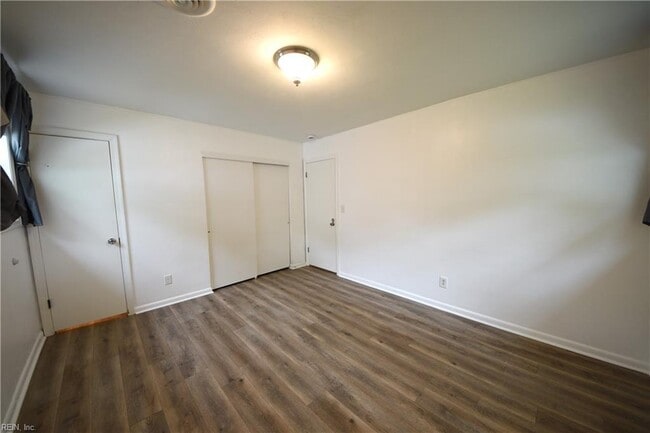 Building Photo - 823 Brentwood Dr