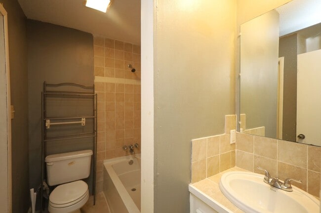 Building Photo - 5 Crestwood Cir