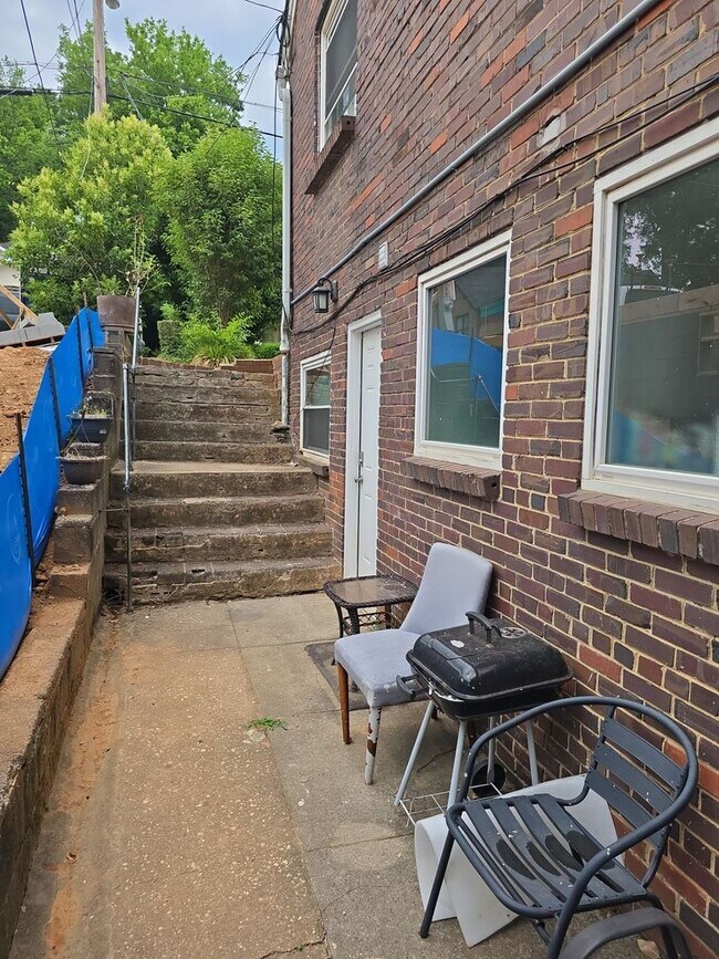 Building Photo - Studio unit available