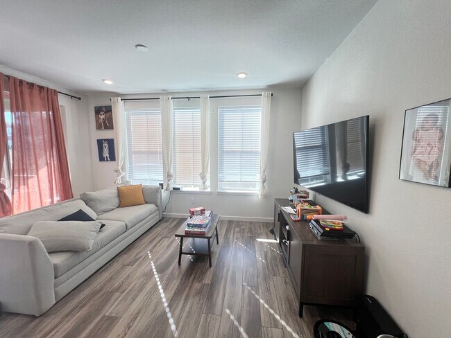 Building Photo - Spacious 3-Bedroom, 2.5-Bath Paired Home