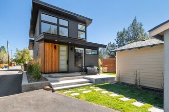 Building Photo - 142 SW Roosevelt Ave