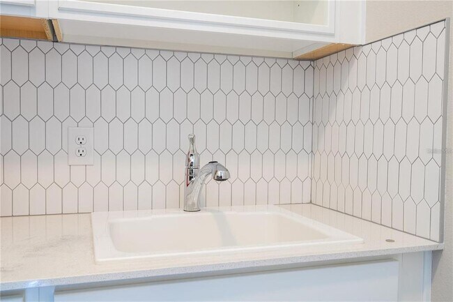 Building Photo - 5090 Shady Pnes Dr