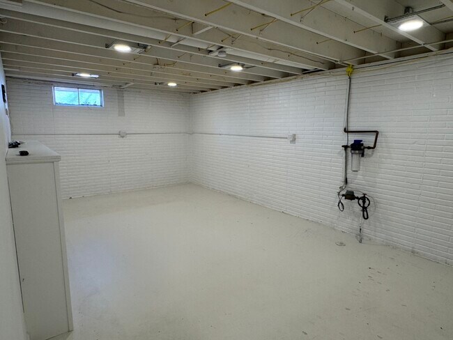 Building Photo - 2319 Pinehurst St