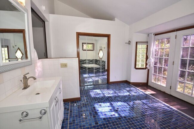 Building Photo - Mishawaka 4 bedroom with a Primary suite a...