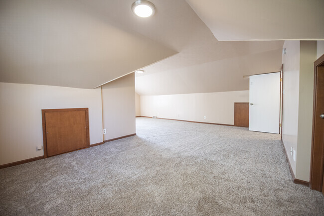 Building Photo - 5976 Hodgman Dr