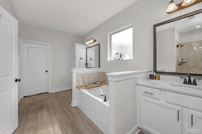 Building Photo - 5718 Oak Hvn Ln