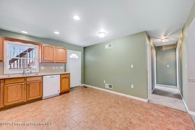 Building Photo - 28 Robin Ln