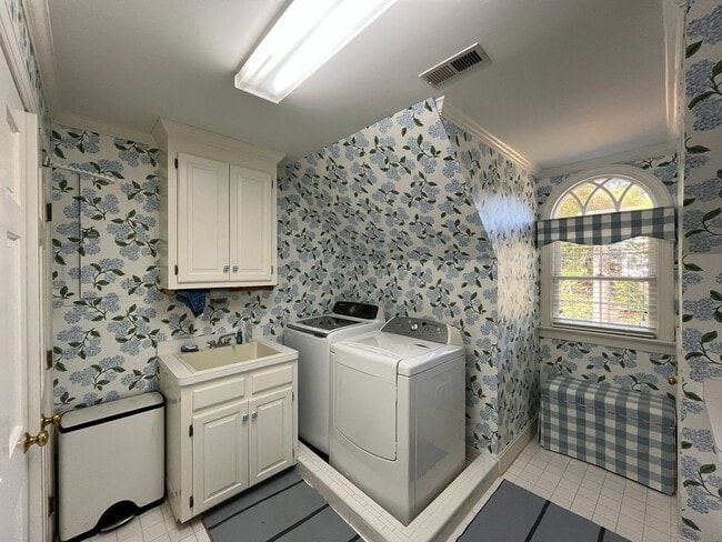 Building Photo - Incredible 5BD, 4.5BA House in Downtown Ra...