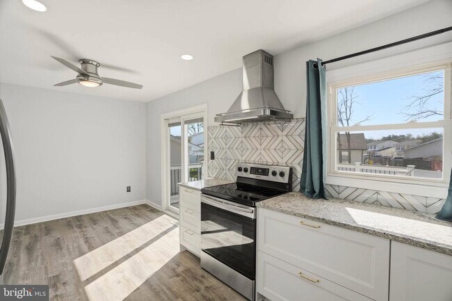 Building Photo - 7897 Pavilion Dr