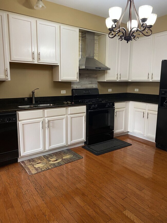 Building Photo - 2824 White Thorn Cir
