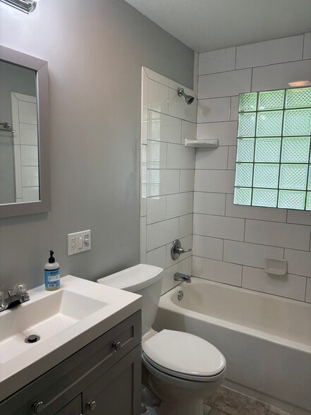 Building Photo - 374 Raritan Dr