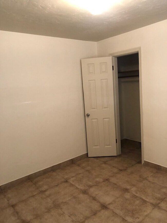 Building Photo - Mid town newly updated home!