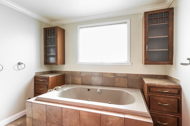 Building Photo - 708 Calmar Ave