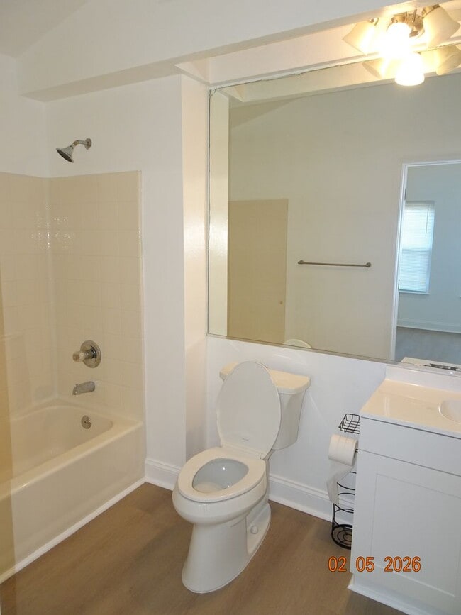 Building Photo - 3 Bedrooms, 2 Full Bathrooms Duplex