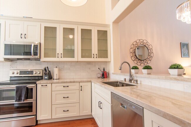 Building Photo - Light & Bright Top Floor Condo Near Apple ...