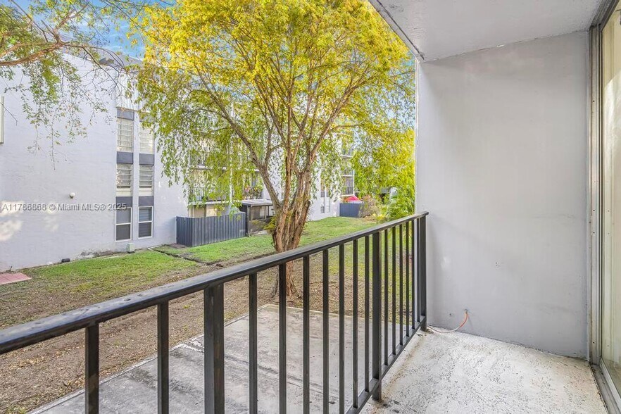 Building Photo - 110 Fontainebleau Blvd