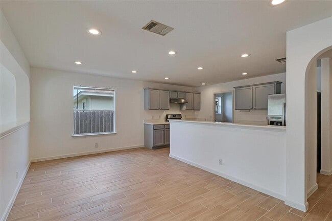 Building Photo - 15003 Chamberlain Ct