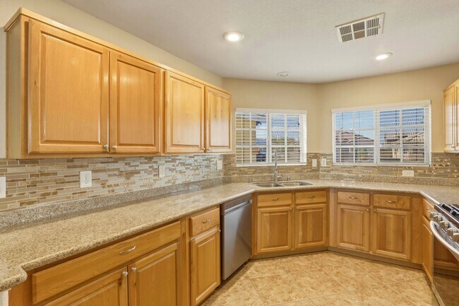 Building Photo - 4 Bedroom Home with Oversized Yard & RV Parking!
