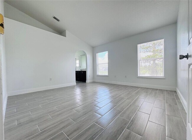 Building Photo - 2405 Queenswood Cir