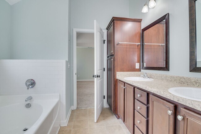 Building Photo - Beautiful 4 Bedroom in Great Neighborhood!