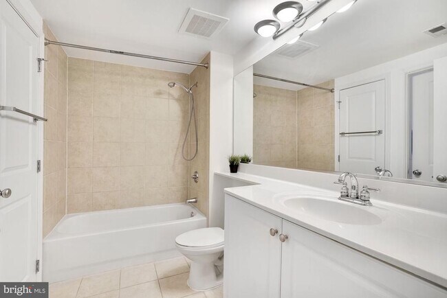 Building Photo - 851 N Glebe Rd