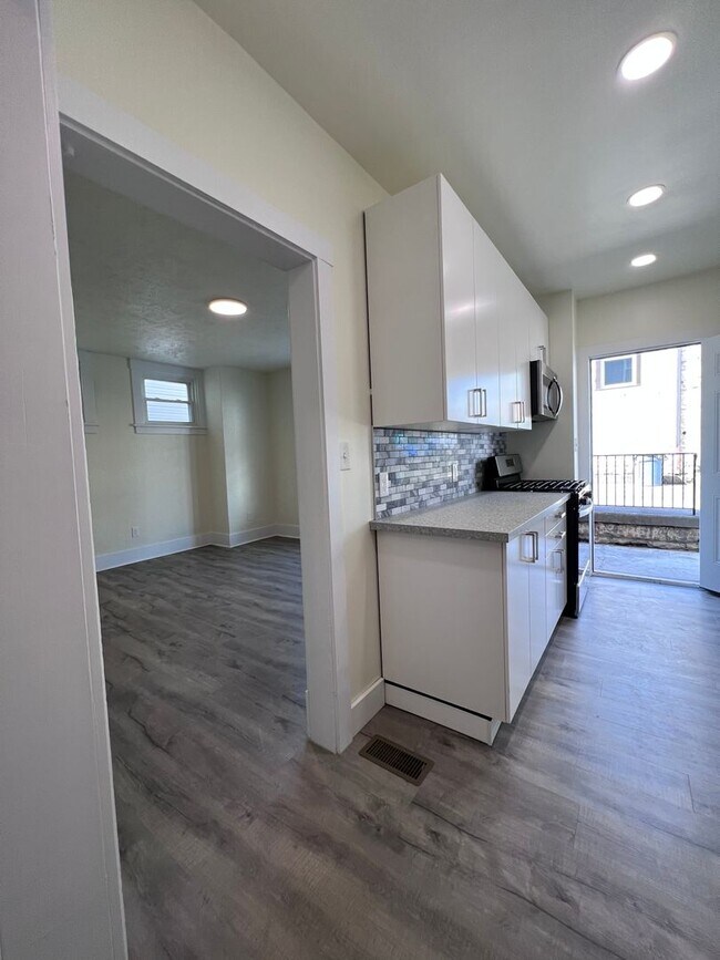 Building Photo - Updated 2BR house with Garage!