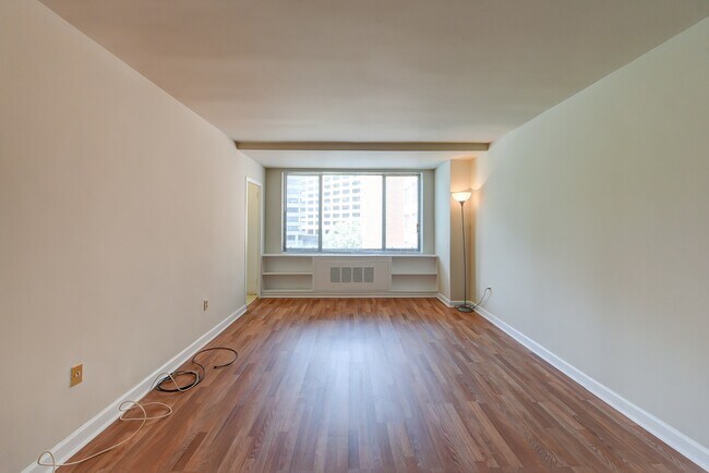 Building Photo - Spacious & Bright Studio at River Place North