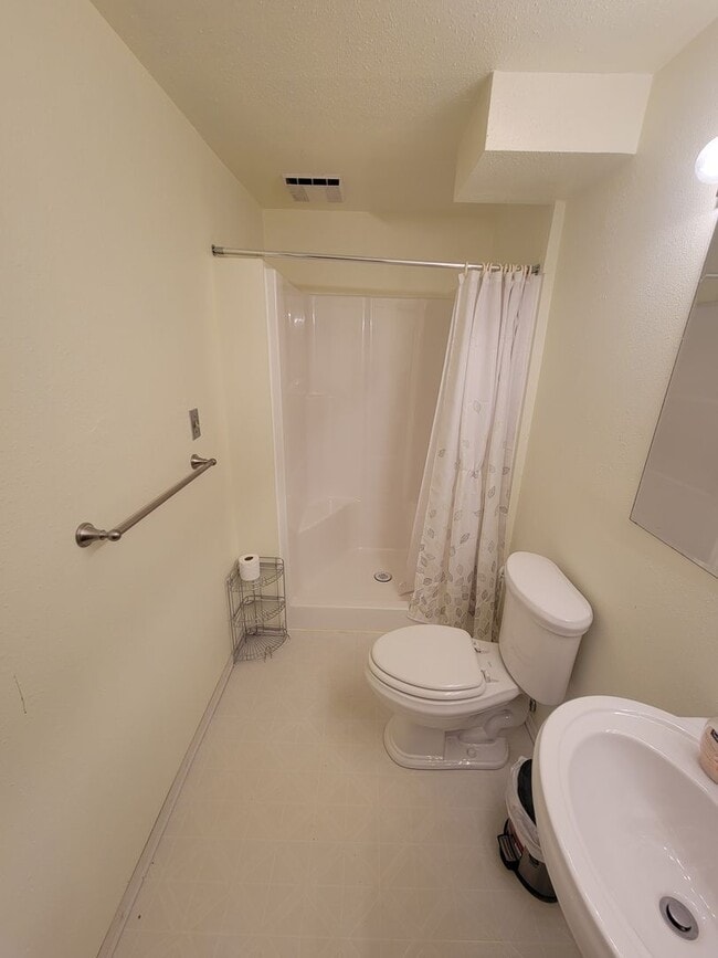 Building Photo - Spacious, Basement One Bedroom with Private Entry! Port Orchard - Available Now!